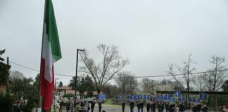 Venezia, cerimonia di alzabandiera dei paracadutisti del Triveneto a Forte Marghera