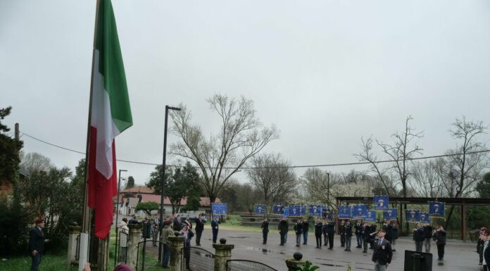 Venezia, cerimonia di alzabandiera dei paracadutisti del Triveneto a Forte Marghera