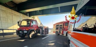 Bus di studenti tampona un tir sulla A4, grave l’autista, feriti due bambini