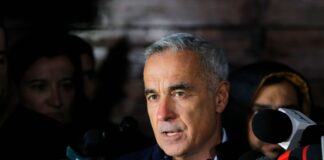 Elezioni presidenziali in Romania, 13 agenti feriti durante le proteste contro l’esclusione di Georgescu