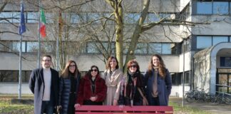 Marzo Donna 2025, inaugurata a Mestre una nuova panchina rossa all’Istituto Gritti