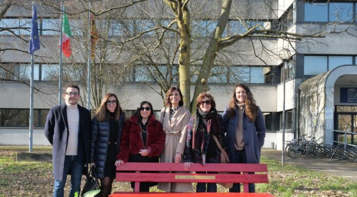 Marzo Donna 2025, inaugurata a Mestre una nuova panchina rossa all’Istituto Gritti