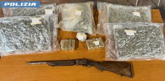 In una grotta a Catania trovati 6 chili di droga ed un fucile