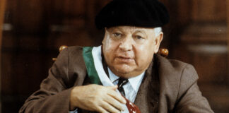 Fantozzi compie 50 anni, l’antieroe sempre attuale