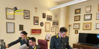 Evasione fiscale tra Bologna e Firenze, sequestrati 2 milioni di euro a tre imprenditori cinesi dell’alta moda