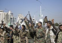 Arabia Saudita, almeno 13 feriti e case danneggiate in raid degli Houthi