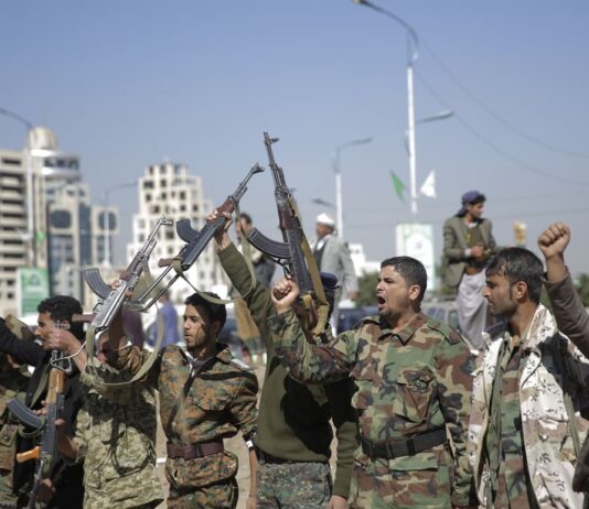 Arabia Saudita, almeno 13 feriti e case danneggiate in raid degli Houthi