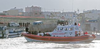 Naufragio migranti, in corso le operazioni di ricerca dei dispersi al largo di Lampedusa