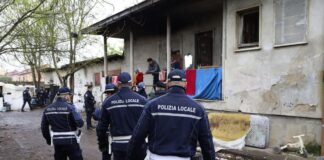 Milano, la Polizia locale sgombera un capannone occupato abusivamente