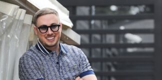 Negata una lezione di educazione sessuale, il porno attore Max Felicitas si incatena a una scuola di Gallarate