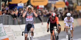 Van der Poel vince la Milano-Sanremo 2025, battuti Ganna e Pogacar in volata