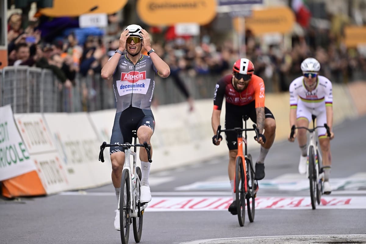 Van der Poel vince la Milano-Sanremo 2025, battuti Ganna e Pogacar in volata