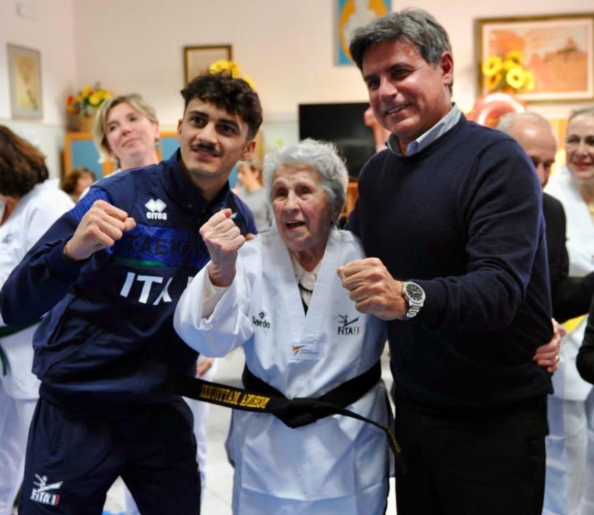 Taekwondo, la Fita consegna la cintura nera ad honorem a una centenaria emiliana