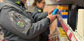 Parma, sequestrati in un emporio cinese prodotti nocivi per la salute