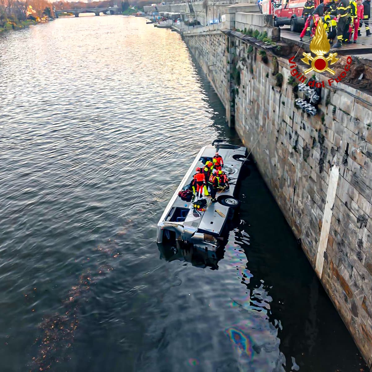 Bus turistico cade nel Po a Torino, morto l’autista