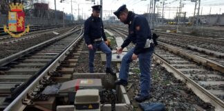 Sale sul tetto di un treno a Verona, diciannovenne muore fulminato