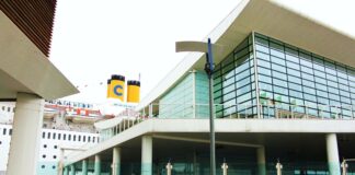 Deposito in fiamme nella notte al porto di Savona, 17 auto coinvolte