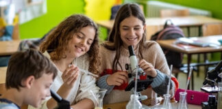 A scuola col kit di “HOP – Hands on physics”