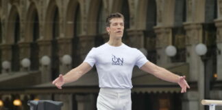 Roberto Bolle compie 50 anni e torna in tv con “Viva la Danza”