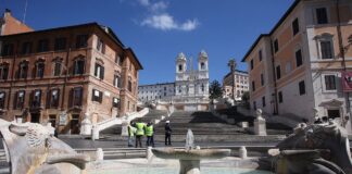 Cade da un parapetto a Trinità dei Monti, morta una 55enne spagnola a Roma