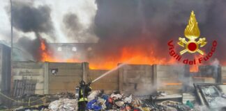 Incendio a Catania, cumuli di rifiuti in fiamme