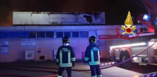 Milano, incendio notturno al mercato ortofrutticolo. Nessuna persona coinvolta
