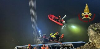 Bus turistico cade nel Po a Torino, morto l’autista