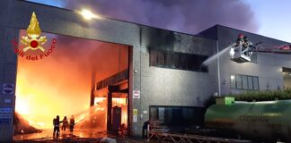 A Milano incendio in un sito di smaltimento rifiuti, nessun ferito