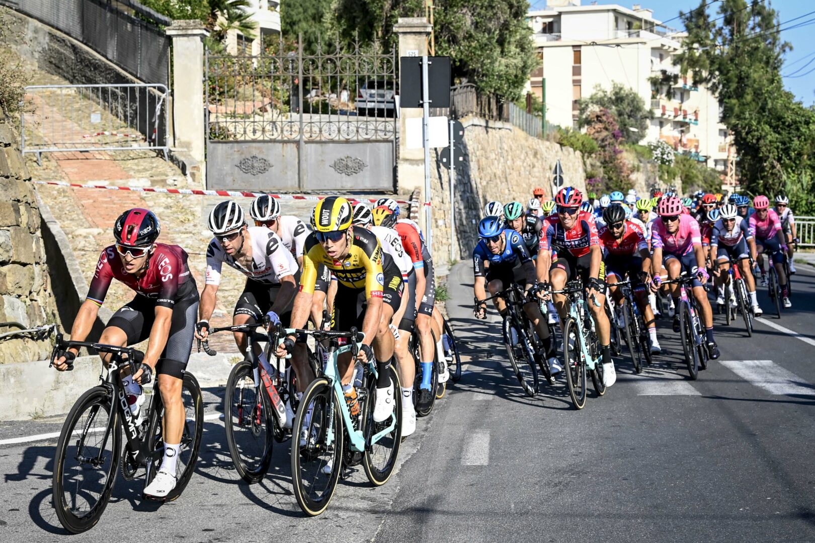 Milano-Sanremo, al via Philipsen, Pogacar, Ganna e Milan