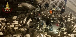 Si scava a Bari dopo il crollo di una palazzina, una donna dispersa