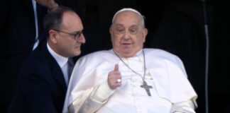 Il Papa dimesso dal Gemelli, il saluto dal balconcino del Policlinico