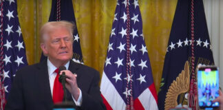 ترامب يعلن فرض رسوم جمركية بنسبة 25% على السيارات المنتجة خارج البلاد