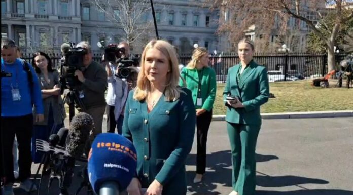 Ucraina, Leavitt “Trump frustrato con Putin e Zelensky”