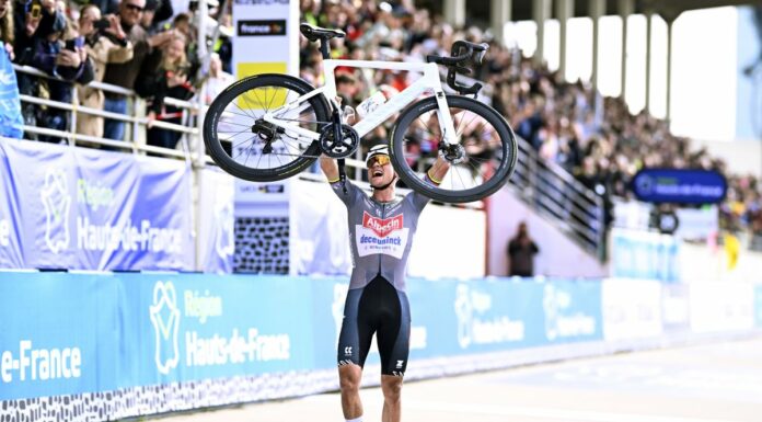 Alla Parigi-Roubaix vince ancora Van der Poel, 2° Pogacar