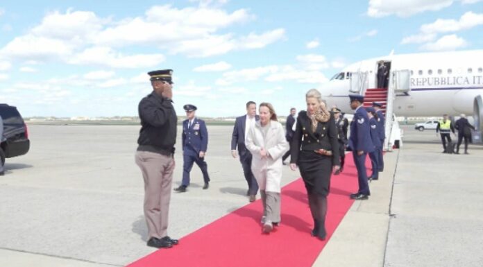 Meloni atterrata negli Stati Uniti per l’incontro con Trump