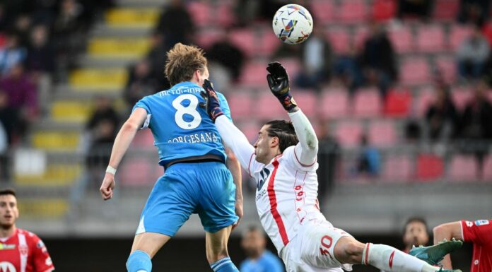 Il Napoli fatica ma batte il Monza, agganciata l’Inter