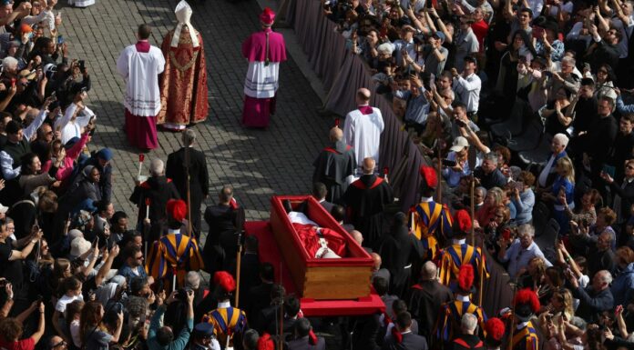 Papa, il feretro nella Basilica di San Pietro