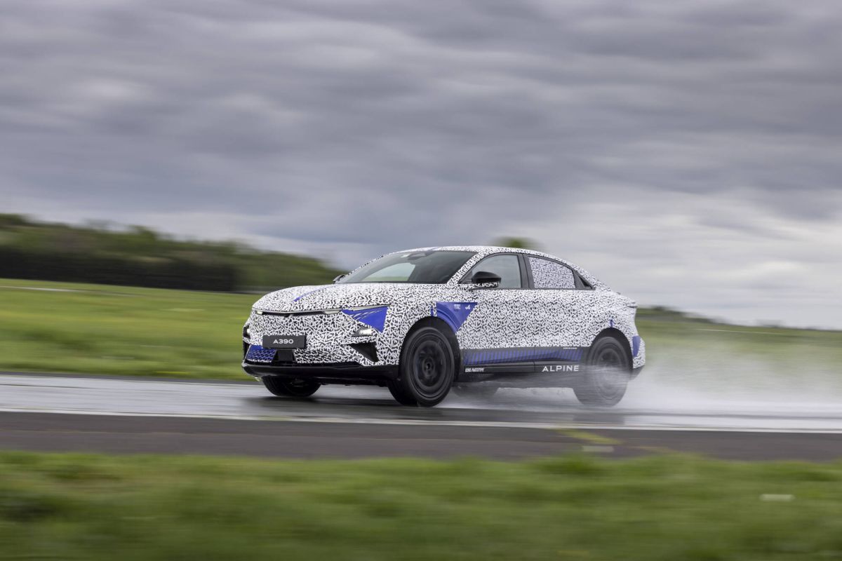 A390, ultimi test per la sport fastback di Alpine