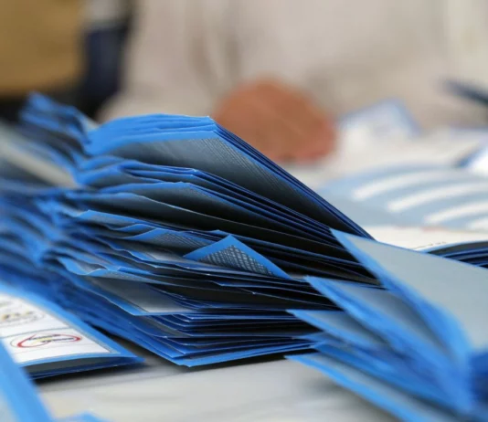 Urne riaperte in 743 Comuni, si vota fina alle 15. Affluenza in calo al 46,3%