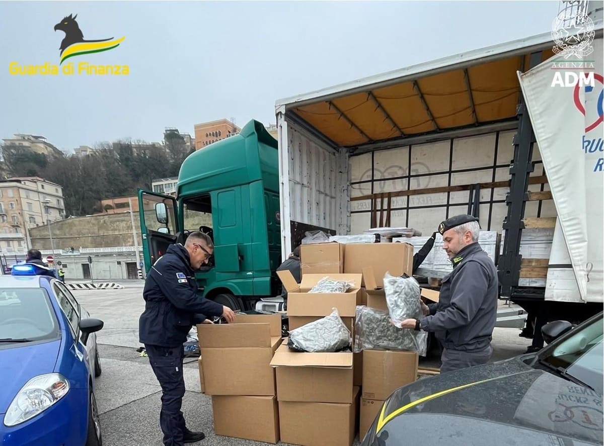 Sequestrati al porto di Ancona 163 kg di droga, 35enne in arresto