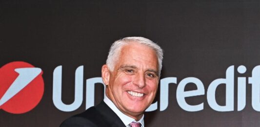 UniCredit banca con premio di produttività per dipendenti più alto in Italia, Orcel “Persone motore di performance”