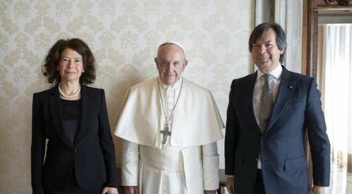 Intesa Sanpaolo, cordoglio per scomparsa Papa Francesco “Guida luminosa”