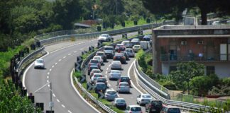 Mezzo in fiamme sull’A12, chiuso il tratto Genova-Sestri Levante