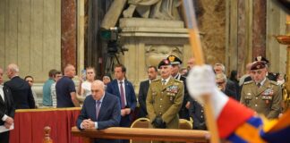 Papa Francesco, Crosetto e i vertici delle Forze Armate rendono omaggio al feretro