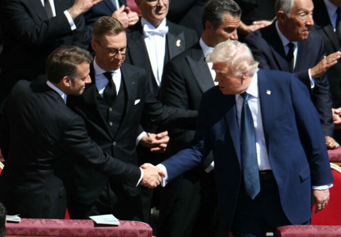 Emmanuel Macron e Donald Trump ai funerali di Papa Francesco