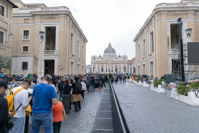 Roma, morte di papa Francesco, fedeli in fila per rendergli omaggio a Papa Bergoglio
