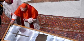 250 mila nella Basilica di San Pietro per l’ultimo omaggio a Papa Francesco. Concluso il rito di chiusura della bara