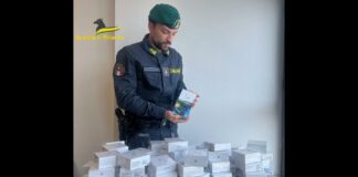 Prodotti Apple contraffatti in vendita sui social, 8 denunciati a Palermo