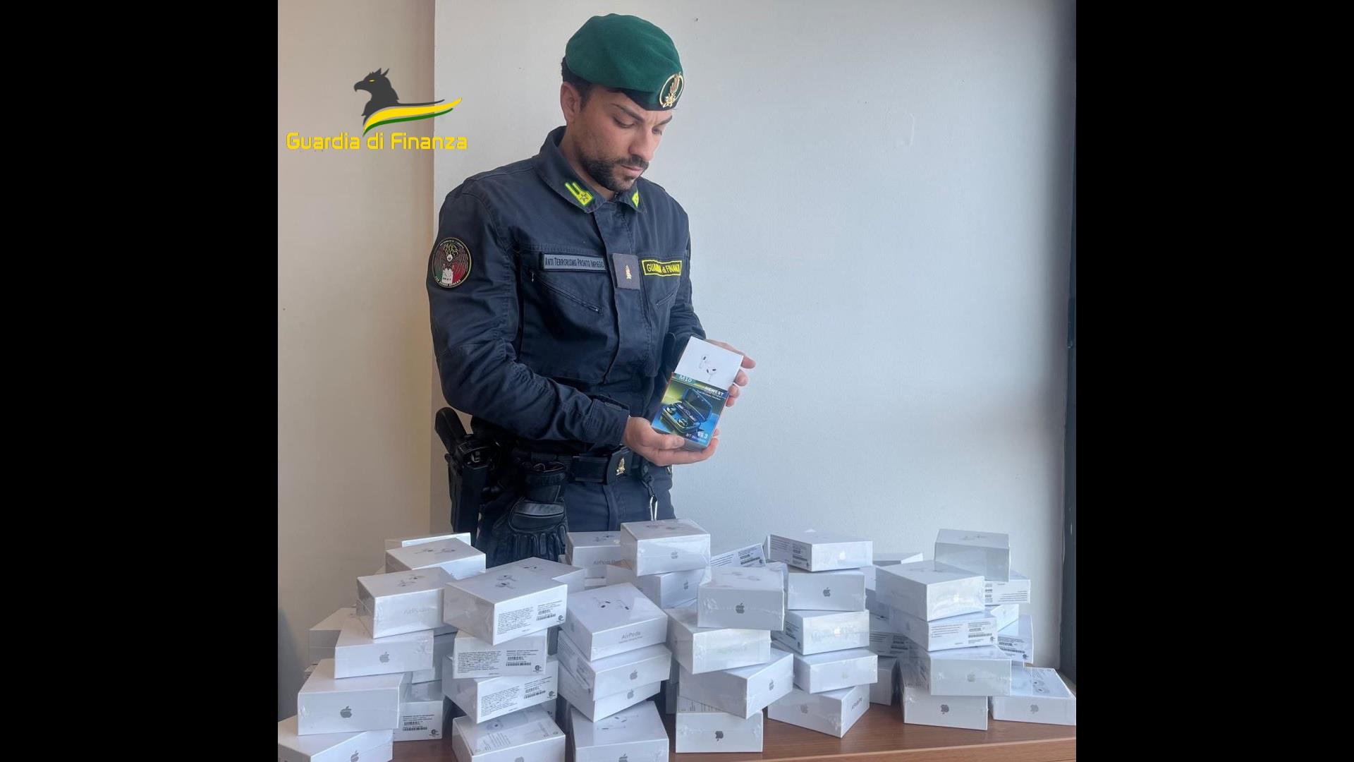 Prodotti Apple contraffatti in vendita sui social, 8 denunciati a Palermo