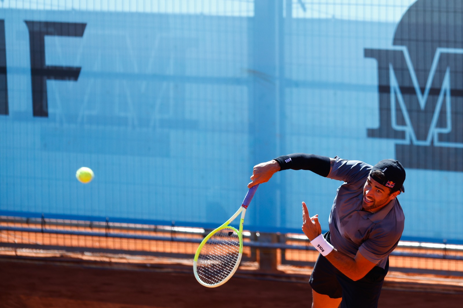 Berrettini perde il primo set e si ritira da Madrid, in campo Musetti